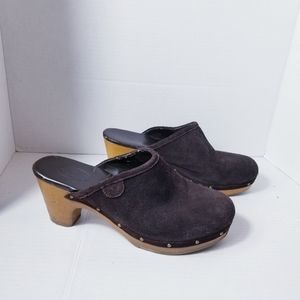 AMERICAN EAGLE STUDDED WOODEN HEELED CLOGS SIZE 9